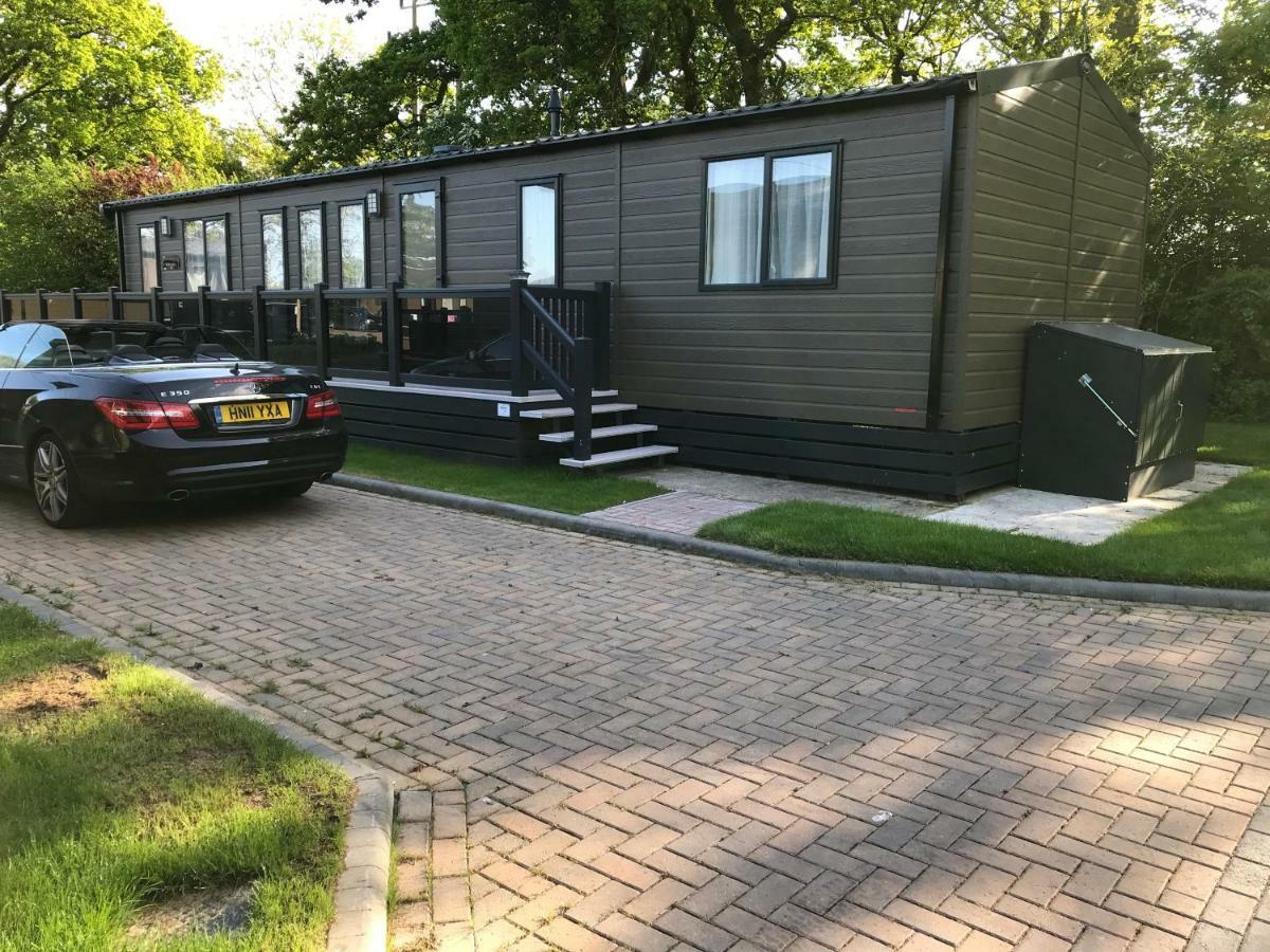 New Forest Holiday Lodge New Milton Exterior photo